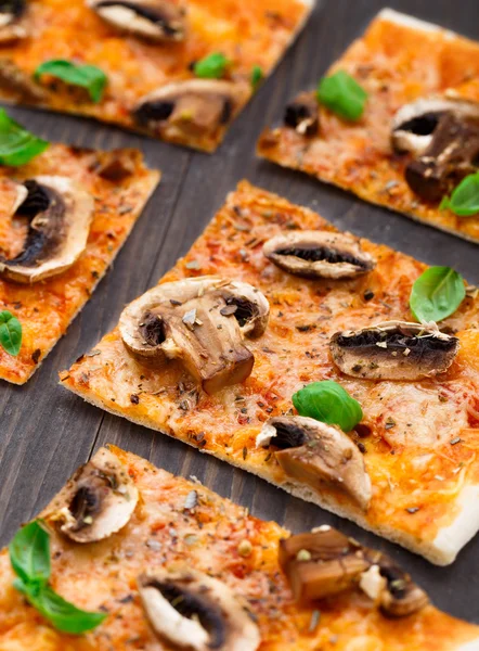 Mantarlı vejetaryen pizza.