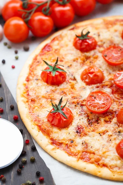 Pizza vegetariana con tomates cherry — Foto de Stock
