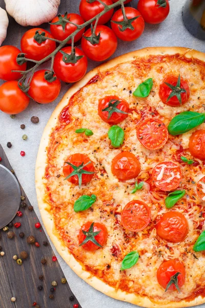 Vegetarische pizza met cherry tomaten — Stockfoto