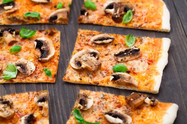 Mantarlı vejetaryen pizza.