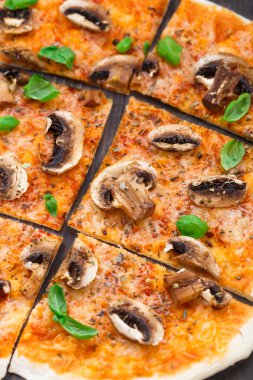 Mantarlı vejetaryen pizza.