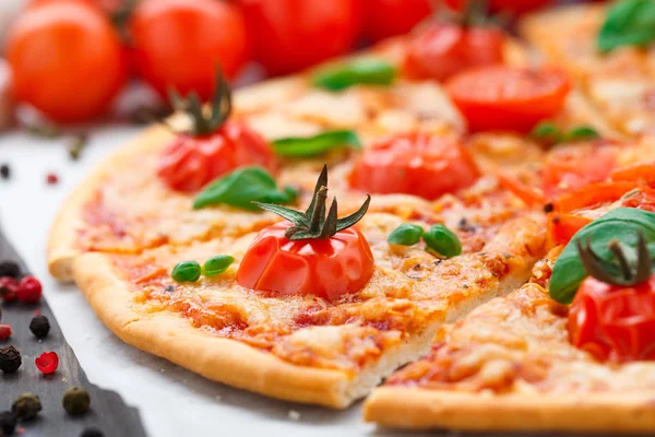 Vegetarische pizza met cherry tomaten — Stockfoto