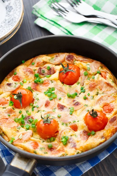 Omlet z szynką i pomidorami koktajlowymi — Zdjęcie stockowe