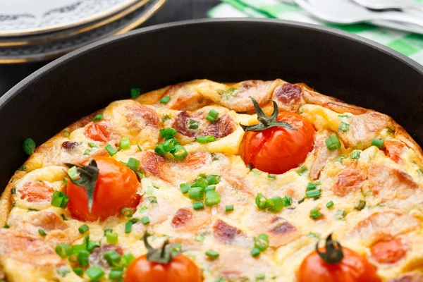 Omelet with ham and cherry tomatoes — Stock Photo, Image