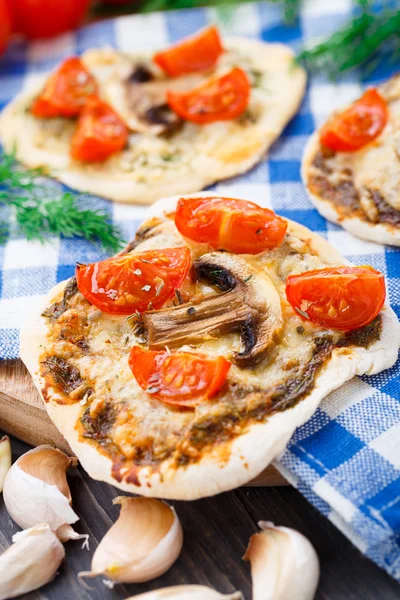 Mini pizza vegetariánská — Stock fotografie