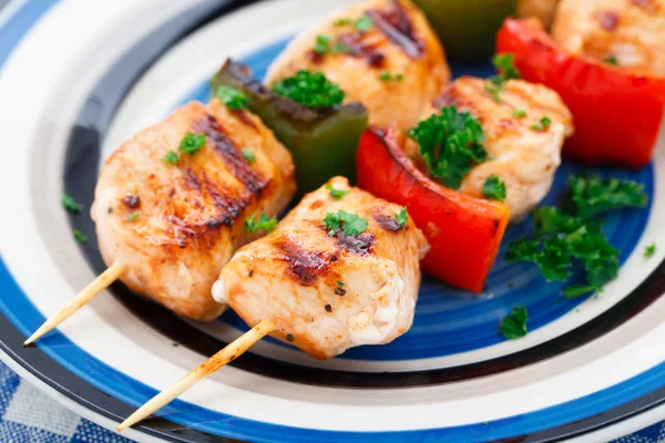 Gegrillte Hühnerspieße mit Paprika — Stockfoto