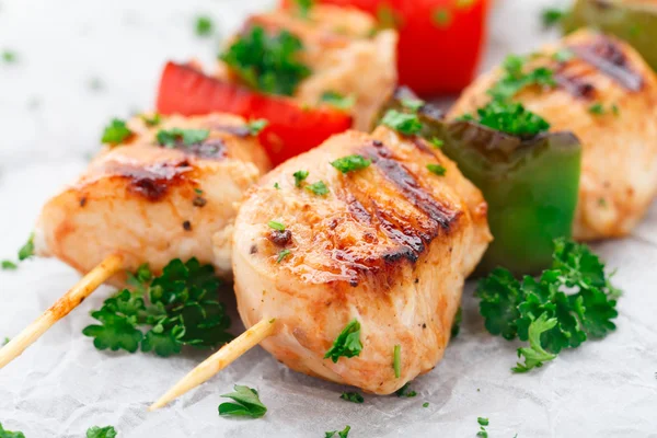 Gegrillte Hühnerspieße mit Paprika — Stockfoto