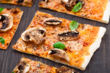 Mantarlı vejetaryen pizza.