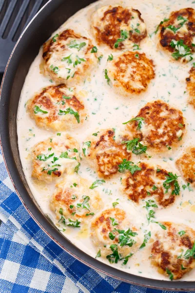 Boulettes de viande cuites dans une sauce au fromage — Photo