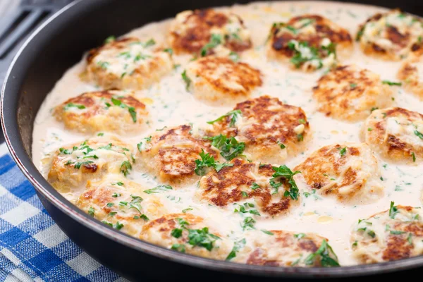 Boulettes de viande cuites dans une sauce au fromage — Photo