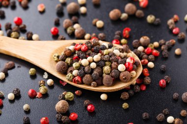 tahta kaşık üzerine karışık biber