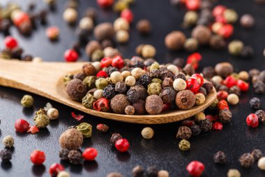 tahta kaşık üzerine karışık biber