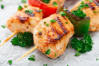 ızgara tavuk şiş kırmızı biber ile