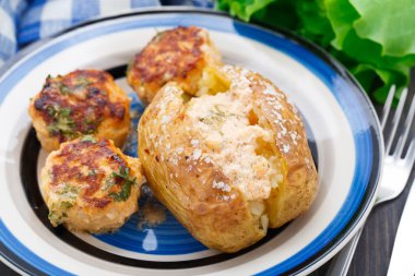 Jacke-Kartoffel mit Frikadellen