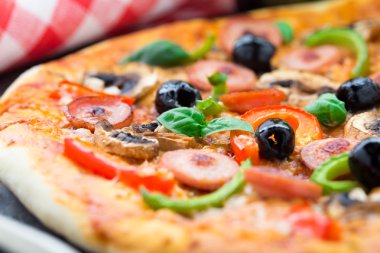 lezzetli sosisli pizza
