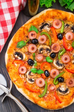 lezzetli sosisli pizza