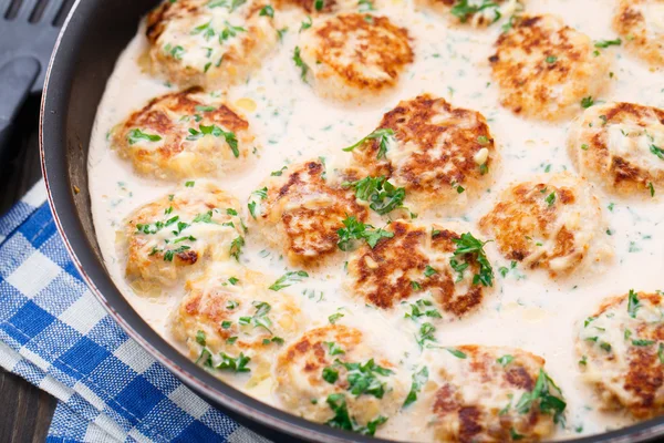 Boulettes de viande cuites dans une sauce au fromage — Photo