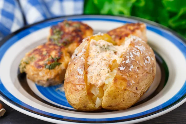 Batata jaqueta com almôndegas — Fotografia de Stock