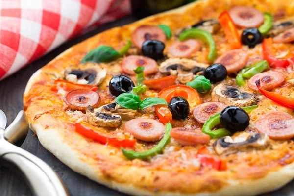 Leckere Wurst-Pizza — Stockfoto