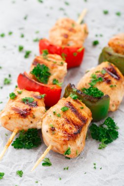 ızgara tavuk şiş kırmızı biber ile