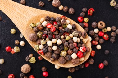 tahta kaşık üzerine karışık biber