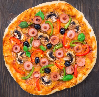 lezzetli sosisli pizza