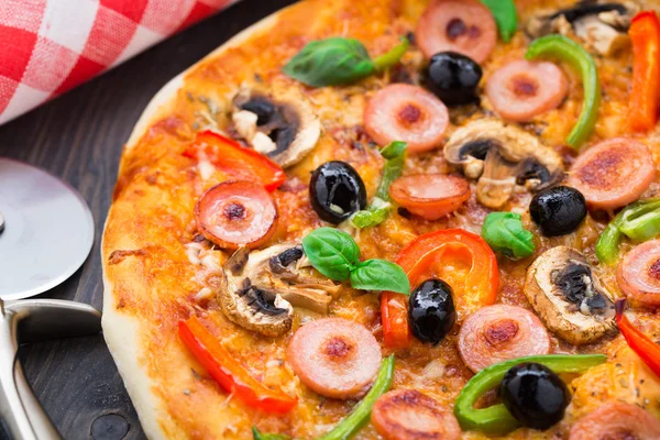 Läckra korv pizza — Stockfoto