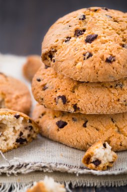 Çikolata parçacıklı kurabiye.