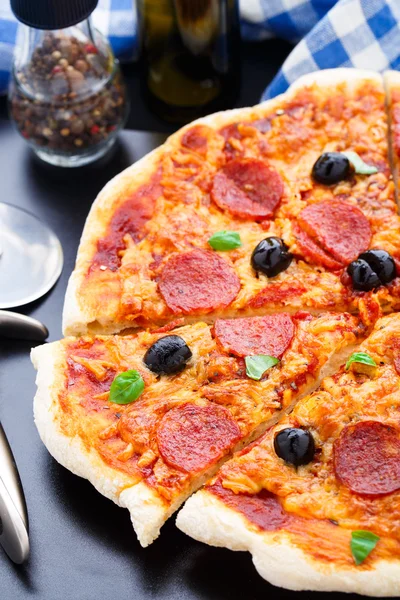 Läckra pepperoni pizza — Stockfoto