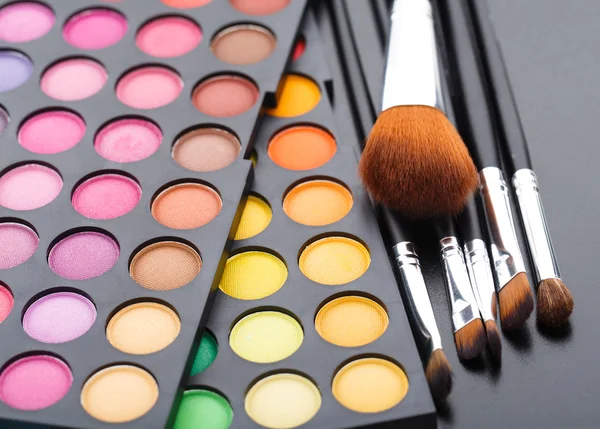 Makeup brushes and shadows — Stock Photo, Image