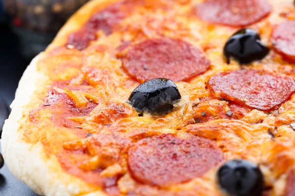 Вкусная пицца пепперони — стоковое фото