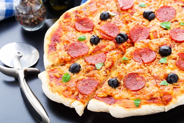 Läckra pepperoni pizza — Stockfoto