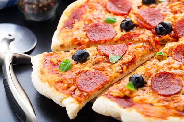 Läckra pepperoni pizza — Stockfoto