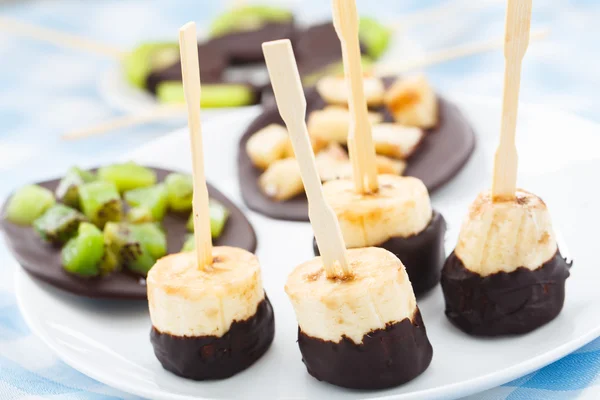 Banane mit Schokolade am Stiel — Stockfoto