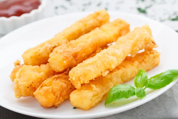 Kızarmış peynirli çubuk