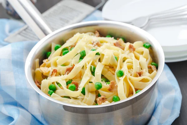 Pasta with peas and bacon — Stock Photo, Image