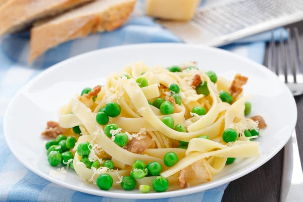 Pasta with peas and bacon — Stock Photo, Image