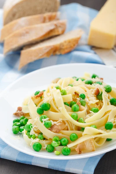 Pasta with peas and bacon — Stock Photo, Image