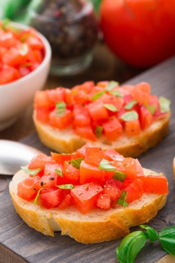 domates ve fesleğen ile İtalyan bruschetta