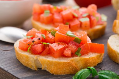 domates ve fesleğen ile İtalyan bruschetta