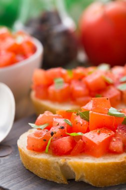 domates ve fesleğen ile İtalyan bruschetta