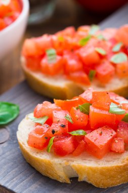 domates ve fesleğen ile İtalyan bruschetta