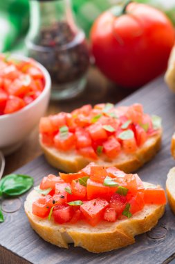 domates ve fesleğen ile İtalyan bruschetta