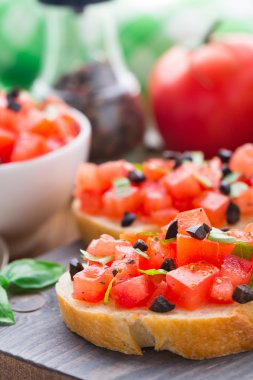 domates ve fesleğen ile İtalyan bruschetta