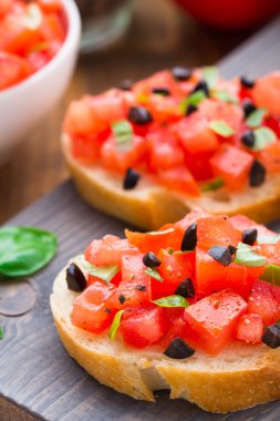 domates ve fesleğen ile İtalyan bruschetta