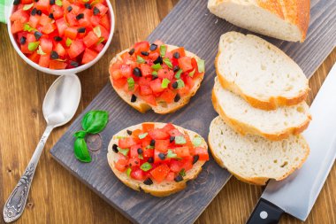 domates ve fesleğen ile İtalyan bruschetta