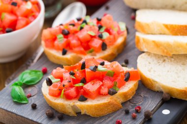 domates ve fesleğen ile İtalyan bruschetta