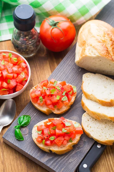 Italian bruschetta with tomatoes and basil — Stock Photo, Image