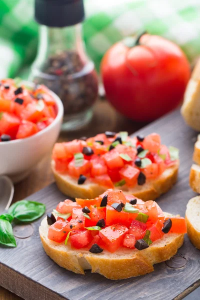 Italiaanse bruschetta met tomaten en basilicum — Stockfoto