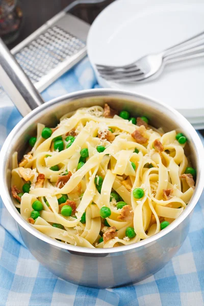 Pasta with peas and bacon — Stock Photo, Image